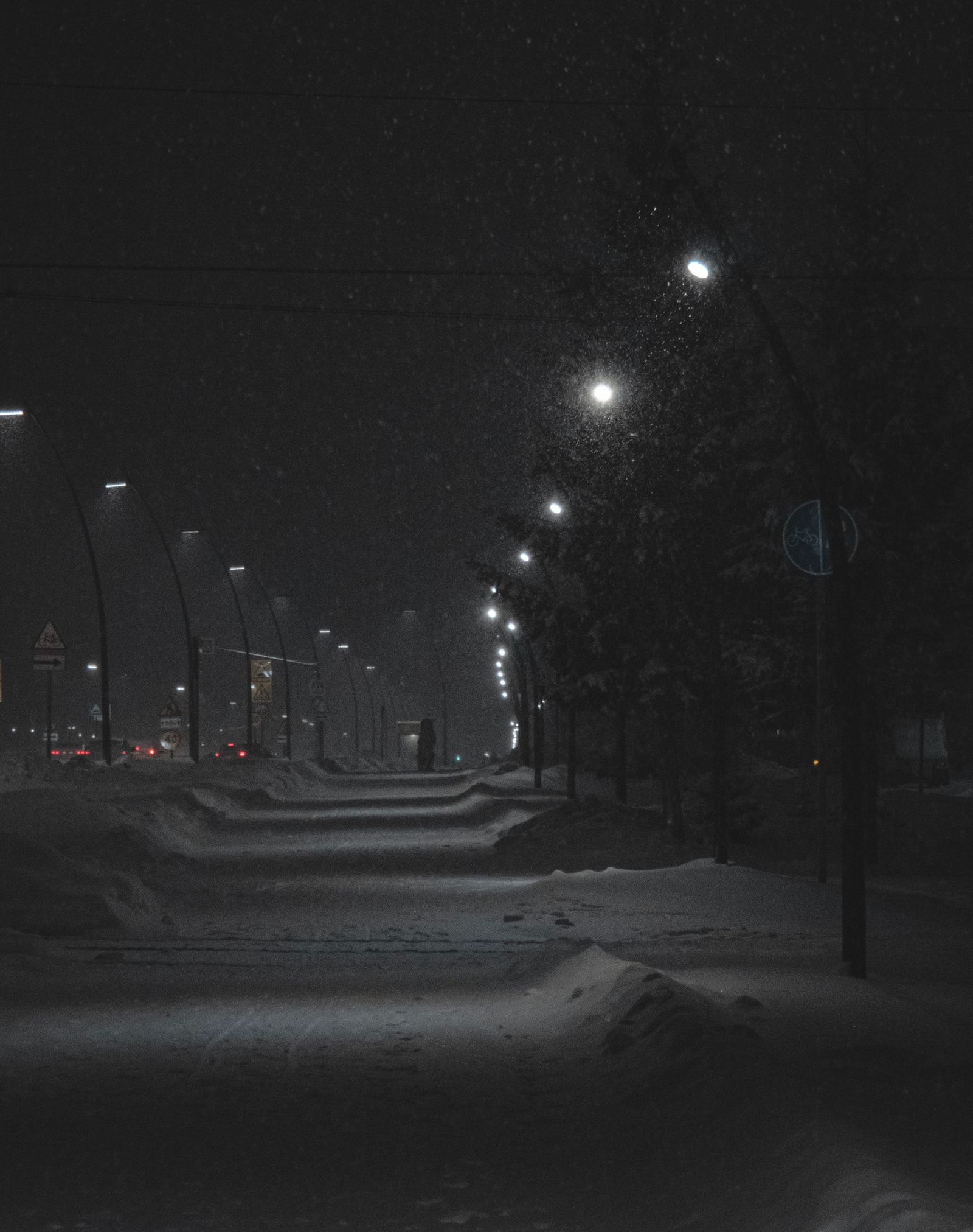 夜晚空荡街道上的路灯